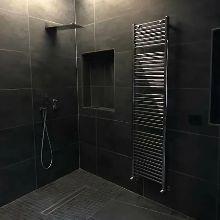 New & Modern Design With Private Garden City Center Maison d'hôtes *